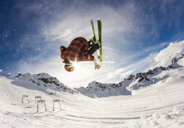 熊猫app官方网站：老将于汉超泪别绿茵场，二十年职业生涯铸就传奇